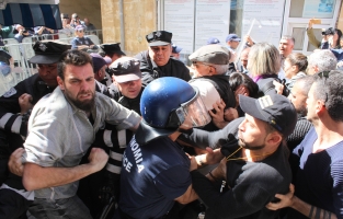 Olaylı eylemden çarpıcı kareler! Arbede, cop, biber gazı...