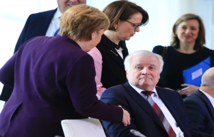 Almanya İçişleri Bakanı, koronavirüs nedeniyle Merkel'in elini sıkmadı