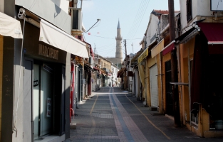 Başkentin sokakları boş... Marketlere ilgi yoğunluk azalsa da devam ediyor