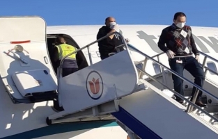 Atakan'dan öğrencilere sürpriz! Uçağın kapısında karşıladı