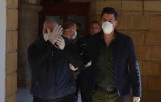 Başka bir erkekle görüştü diye eski eşine silah çekti