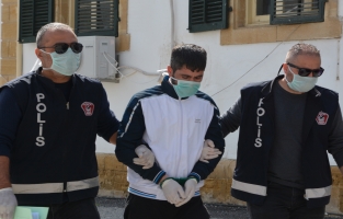 Polisleri görünce uyuşturucuyu attı