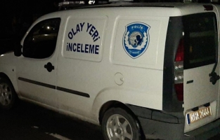 Kırık cam parçalarının üstüne düştü, sol ayak baldırından yaralandı, hastaneye kaldırıldığı sırada yaşamını yitirdi