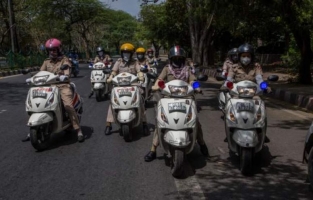 Hindistan'da Covid-19'u yaydığı gerekçesiyle yere tükürmeye para cezası getirildi