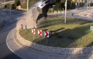 Refüje Çarpan Araç Metrelerce Uçtu