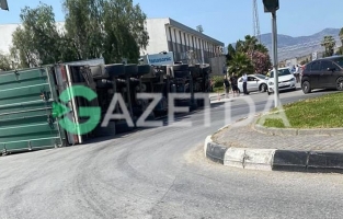 Lefkoşa'da TIR devrildi: 1 yaralı