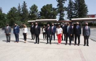 Milli Eğitim ve Kültür Bakanı Çavuşoğlu, Atatürk Anıtı'na çelenk koydu