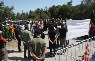 Güneyde çalışan emekçiler, Güneye geçişlerine izin verilmemesini protesto etmek için Metehan Sınır Kapısı'nda araçlı eylem yaptı