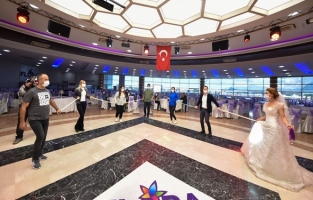 Düğünlerde 'sosyal mesafe çubuğu' ile halay önerisi