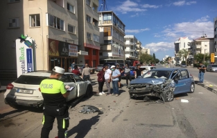 Yoldan çıktı, park halindeki araçlara çarptı