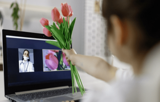 Anneler Günü bu yıl evde ve ziyaretsiz kutlanacak