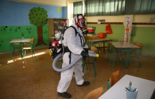 Güney Kıbrıs'ta lise son sınıflar bugün ders başı yaptı