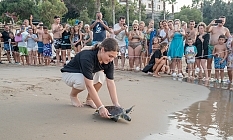 Boğulma tehlikesi yaşayan kaplumbağa denize bırakıldı