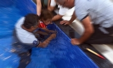 Havuzda eli sıkışan çocuğu polis ve itfaiye kurtardı