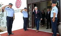 Polisler, Sessions’a selam durdu