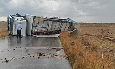 Kamyon devrildi, sürücü yaralandı