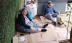 Kiralarını ödeyemeyen yaşlı çift sokağa atıldı