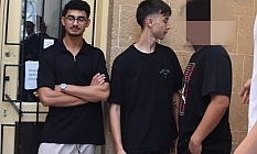 Sarhoş gençler tutuklandı: Trafik ışığını odasına koyacakmış!