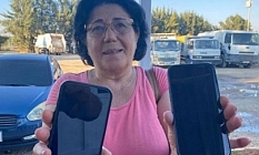 100 bin liralık iki cep telefonunu çöpe attı