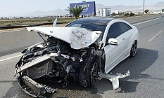 Önündeki araca çarptı! 2 yaralı