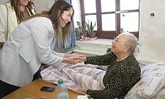 Büyükelçi Serim'in eşinden yaşlılara moral ziyareti