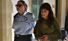 Suç makinesi kadın yine iş başında! Camları kırdı, polisin omzunu çıkardı