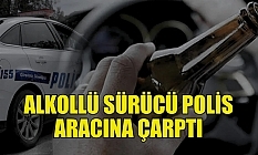 Alkollü sürücü polis arabasına çarptı
