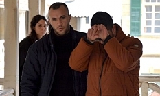 Kızın vücudunun üzerinde bıçak gezdirdi!