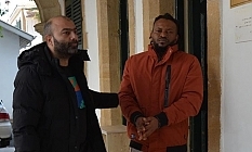 Uyuşturucu satan Afrikalı gence narkotik baskını