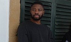 Polisi görünce uyuşturucuları attılar