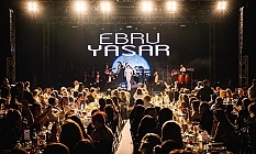 Les Ambassadeurs’ta Ebru Yaşar rüzgarı esti