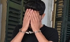 Sevgilisinin boğazını sıkıp yumrukladı