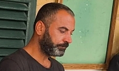 Turiste bakın! Para istedi, tehdit etti! Camide kalıyor