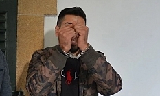 Babasını dövmek için bankanın kapılarını kırdı