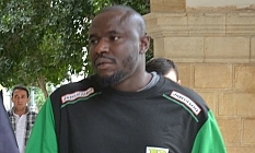 Kapıları kırdı, polisi darp etti, kaçak çıktı