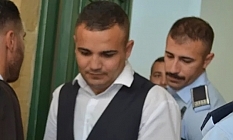 İnşaat demiriyle kız arkadaşının evini bastı