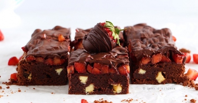 Muhteşem Çilekli Brownie Tarifi