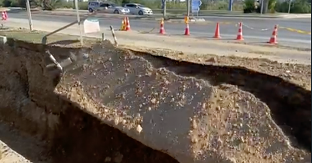 Kanalizasyon Çalışması Yapıldığı Esnada Yol Çöktü... VİDEO