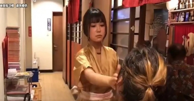 Bu restoranda yemeğin yanında tokat da geliyor