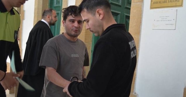 Sarhoş turist, polisleri darp etti