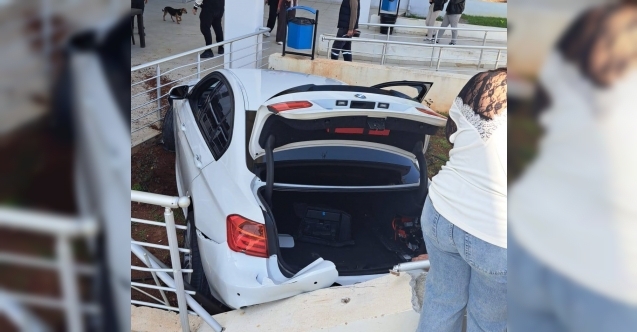 DAÜ’de araç yayalara çarptı: 3 yaralı