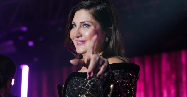 Les Ambassadeurs sahnesinde Sibel Can büyüsü