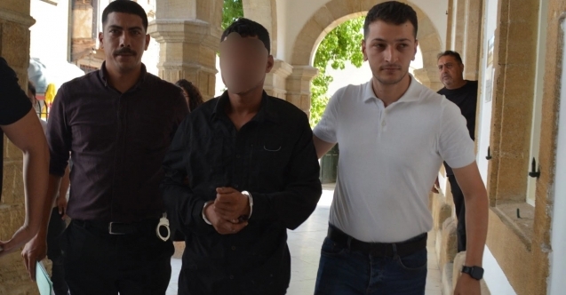 İçki şişesiyle kardeşine saldırdı