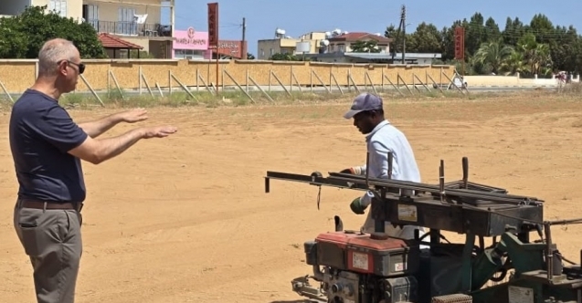 Sıcakta çalışan işçiyi Bakan yakaladı